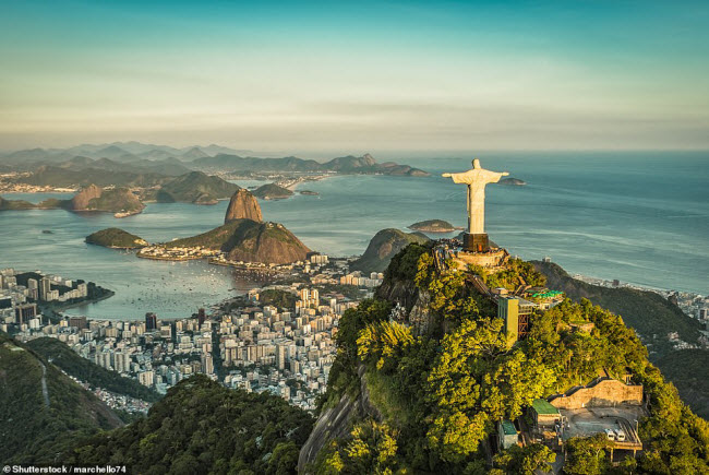 Rio de Janeiro, Brazil: B&ecirc;n cảng tại vịnh Guanabara được bao quanh bởi phong cảnh h&ugrave;ng vĩ bao gồm n&uacute;i Sugarloaf v&agrave; tượng Ch&uacute;a Kit&ocirc; Cứu Thế tr&ecirc;n đỉnh n&uacute;i Corcovado.
