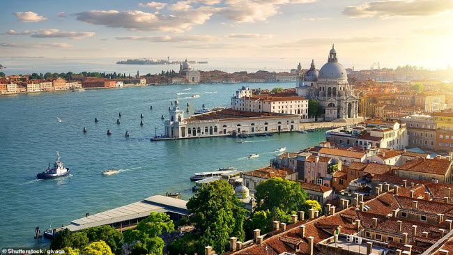 Venice, Italia: Th&agrave;nh phố cổ ở Italia được UNESCO c&ocirc;ng nhận l&agrave; di sản thế giới. Du kh&aacute;ch sẽ c&oacute; trải nghiệm kh&ocirc;ng thể n&agrave;o qu&ecirc;n, khi du ngoạn dọc c&aacute;c d&ograve;ng k&ecirc;nh ở đ&acirc;y.
