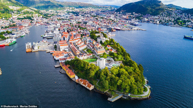 Bergen, Na Uy: Th&agrave;nh phố Bergen nổi tiếng với những ngọn đồi xanh mướt, bến cảng đẹp,&nbsp; nh&agrave; cổ k&iacute;nh v&agrave; nhiều bảo t&agrave;ng.
