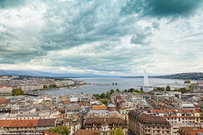 Hồ Geneva, Thụy Sĩ: Bến cảng v&agrave; hồ Geneva l&agrave; địa điểm kh&ocirc;ng thể bỏ qua khi bạn tới Thụy Sĩ. Tại đ&acirc;y, du kh&aacute;ch c&oacute; thể chi&ecirc;m ngưỡng đ&agrave;i phun nước Jet d'Eau bắn nước l&ecirc;n độ cao 140m.
