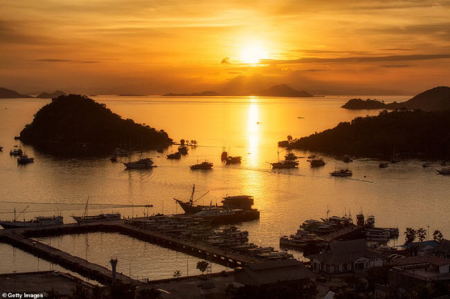 Labuan Bajo, Indonesia: Thị trấn Labuan Bajo tr&ecirc;n đảo Flores c&oacute; cảng c&aacute; tuyệt đẹp. Đ&acirc;y cũng l&agrave; điểm khởi đầu của h&agrave;nh tr&igrave;nh kh&aacute;m ph&aacute; đảo Komodo v&agrave; Rinca, vương quốc của những con rồng komodo.
