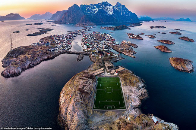 Nhiếp ảnh gia Olivier Jarry-Lacombe đ&atilde; chụp bức ảnh n&agrave;y tr&ecirc;n quần đảo Lofoten ở Na Uy. &Ocirc;ng đ&atilde; đặt bức ảnh l&agrave; &ldquo;H&ograve;n đảo thi&ecirc;n đường&rdquo;.
