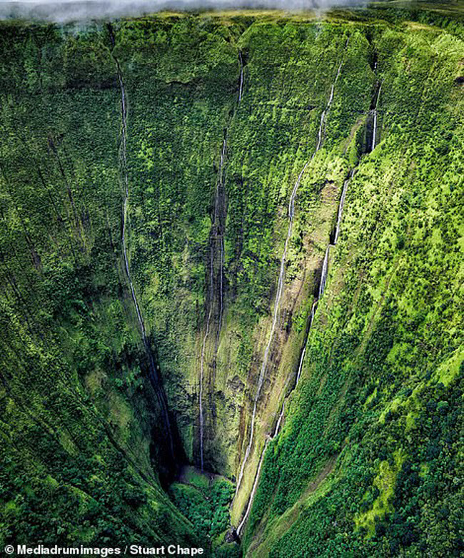 Khung cảnh của th&aacute;c Waihilau ở Hawaii trở n&ecirc;n tuyệt đẹp qua ống k&iacute;nh của nhiếp ảnh gia Stuart Chape.
