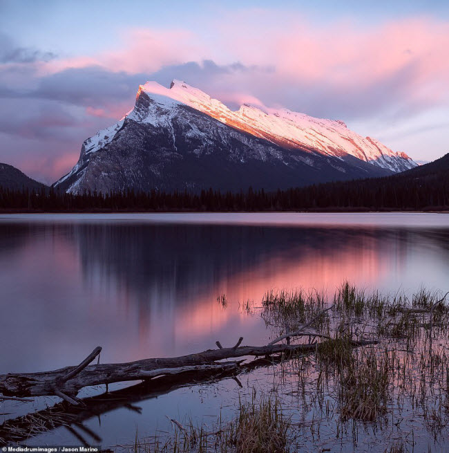 Nhiếp ảnh gia Jason Marino chụp khung cảnh ho&agrave;ng h&ocirc;n tr&ecirc;n hồ&nbsp; Vermilion trong vườn quốc gia Banff ở Alberta, Canada.

