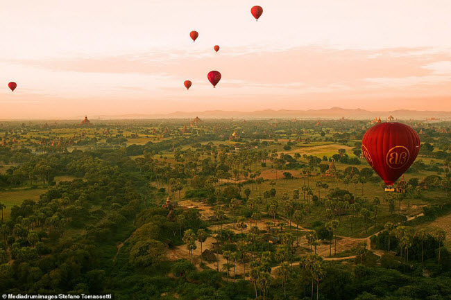 Những chiếc khinh kh&iacute; cầu m&agrave;u đỏ bay tr&ecirc;n bầu trời ở Bagan, Myanmar. Bức ảnh được chụp bởi Stefano Tomassetti.
