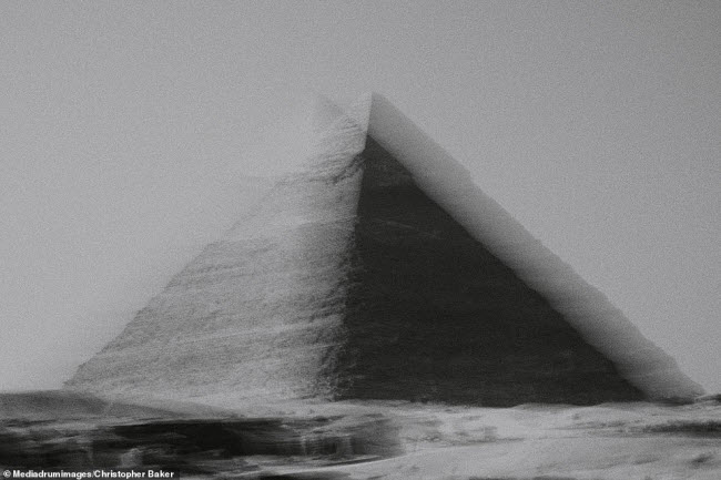 Bức ảnh kim tự th&aacute;p Khafre được nhiếp ảnh gia&nbsp; Christopher Baker chụp tại Giza Necropolis, Ai Cập.
