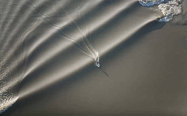 The Severn bore, Anh: S&ocirc;ng Severn c&oacute; phạm vi thủy triều lớn thứ hai tr&ecirc;n thế giới v&agrave; khi thủy triều d&acirc;ng cao nhất trong đất liền, s&oacute;ng phất l&ecirc;n dồn dập theo d&ograve;ng s&ocirc;ng hẹp.
