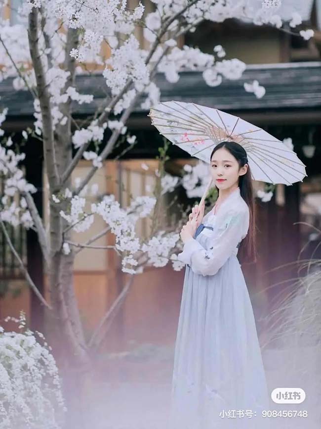 Bạn c&oacute; thể mượn trang phục cổ trang miễn ph&iacute; ở đ&acirc;y để chụp ảnh.
