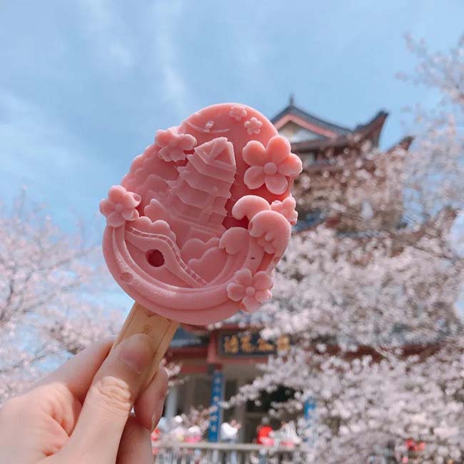 V&agrave;o m&ugrave;a xu&acirc;n, ở đ&acirc;y c&oacute; b&aacute;n kem hoa anh đ&agrave;o rất ngon, được nhiều người y&ecirc;u th&iacute;ch.
