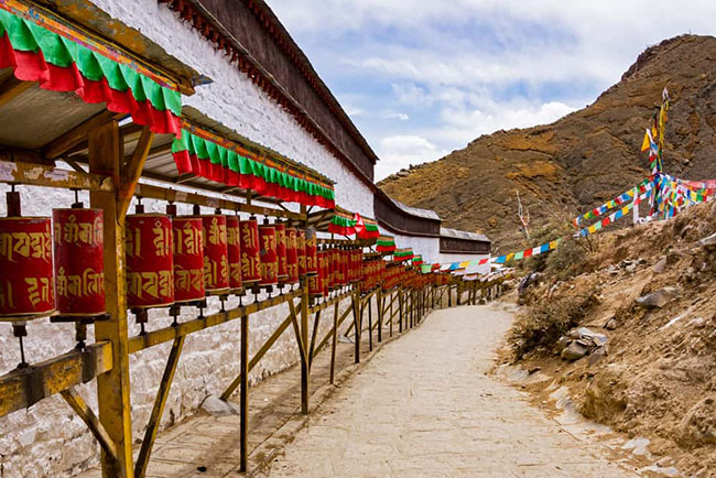 10. Tu viện Tashilumpo

Đi bộ tr&ecirc;n con đường h&agrave;nh hương tuyệt đẹp ph&iacute;a tr&ecirc;n tu viện Tashilumpo l&agrave; một trải nghiệm đ&aacute;ng nhớ ở T&acirc;y Tạng. Bản th&acirc;n tu viện l&agrave; nơi ở của Ban Thiền Lạt Ma, chỉ đứng sau Đạt Lai Lạt Ma về tầm quan trọng đối với Phật tử T&acirc;y Tạng. Nơi đ&acirc;y lưu giữ v&ocirc; số kho b&aacute;u trong c&aacute;c nh&agrave; thờ nguyện cổ k&iacute;nh tuyệt đẹp.
