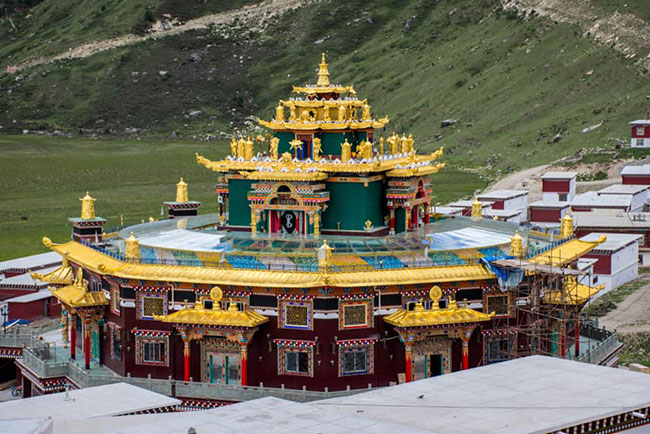 12. Tu viện Dzogchen

Một trong những trung t&acirc;m học tập về Phật gi&aacute;o tuyệt vời, tu viện Dzogchen ở v&ugrave;ng Kham, miền Đ&ocirc;ng T&acirc;y Tạng, kh&ocirc;ng chỉ đẹp m&agrave; c&ograve;n l&agrave; cơ hội tuyệt vời để tho&aacute;t khỏi con đường lạc lối.&nbsp;Đối với một ch&uacute;t phi&ecirc;u lưu, bạn c&oacute; thể đi bộ l&ecirc;n một số hang động b&iacute; ẩn nằm rải r&aacute;c tr&ecirc;n sườn đồi ph&iacute;a sau tu viện.
