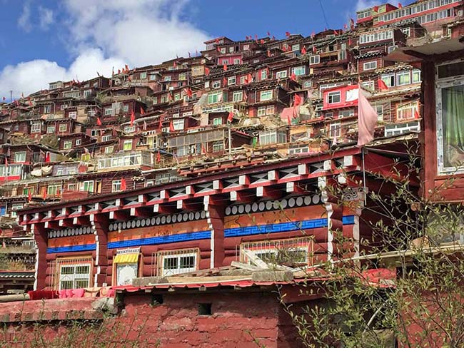 15.&nbsp;Larung Lar

Larung Gar đ&atilde; l&agrave; một kỳ quan của thế giới ở T&acirc;y Tạng.&nbsp;Cho đến năm 2016, Larung Gar l&agrave; học viện Phật gi&aacute;o Tibtan lớn nhất tr&ecirc;n thế giới, với đ&ocirc;ng đảo c&aacute;c nữ tu, nh&agrave; sư v&agrave; kh&aacute;ch h&agrave;nh hương&hellip; Kh&ocirc;ng kh&iacute; học tập v&agrave; giảng dạy ở nơi n&agrave;y rất s&ocirc;i động.
