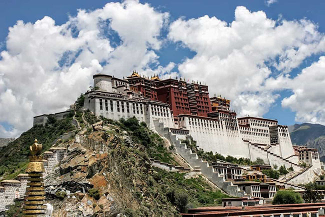 2. Lhasa

Lhasa lưu giữ nhiều kho t&agrave;ng văn h&oacute;a v&agrave; tinh thần của T&acirc;y Tạng. Đ&acirc;y l&agrave; địa điểm nối tiếng nhất, mang lại nhiều trải nghiệm phi thường kh&oacute; qu&ecirc;n cho du kh&aacute;ch. Một số điểm nổi tiếng nhất để tham quan như cung điện Potala, đền Jokhang, tu viện Drepung, Sera v&agrave; Ganden gần đ&oacute;.

