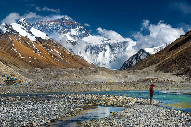 3.&nbsp;Đỉnh Everest

Kh&ocirc;ng &iacute;t người đ&atilde; từng mơ ước được đặt ch&acirc;n tr&ecirc;n đỉnh ngọn n&uacute;i cao nhất tr&ecirc;n&nbsp;Tr&aacute;i đất.&nbsp;Khung cảnh kh&aacute; ngoạn mục theo đ&uacute;ng nghĩa đen, bạn c&oacute; thẻ ngủ trong những căn ph&ograve;ng đơn giản tại Everest Base Camp, thức dậy tr&ecirc;n ngọn n&uacute;i th&aacute;nh m&agrave; người T&acirc;y Tạng gọi l&agrave;&nbsp;Chomolangma.
