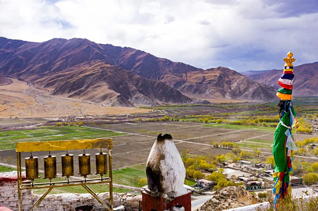 4.&nbsp;Yumbulakhang

Nằm sừng sững tr&ecirc;n một ngọn đồi ph&iacute;a tr&ecirc;n thung lũng Yarlung, Yumbulakhang được biết đến như l&agrave; cung điện của vị vua T&acirc;y Tạng đầu ti&ecirc;n, Nyatri Tsenpo.&nbsp;Với vẻ đẹp trang nh&atilde; v&agrave; đơn giản, cung điện&nbsp;nhỏ&nbsp;nh&igrave;n ra một thung lũng.
