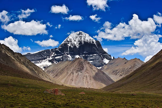6.&nbsp;N&uacute;i Kailash

N&uacute;i Kailash rất được t&ocirc;n k&iacute;nh v&agrave; quan trọng ở ch&acirc;u &Aacute;, nhưng hầu như kh&ocirc;ng được biết đến ở phương T&acirc;y.&nbsp;Đ&acirc;y l&agrave; nơi linh thi&ecirc;ng đối với c&aacute;c t&iacute;n ngưỡng Hindu, Phật gi&aacute;o, Jain v&agrave; Bon. Kailash l&agrave; một địa điểm h&agrave;nh hương quan trọng.
