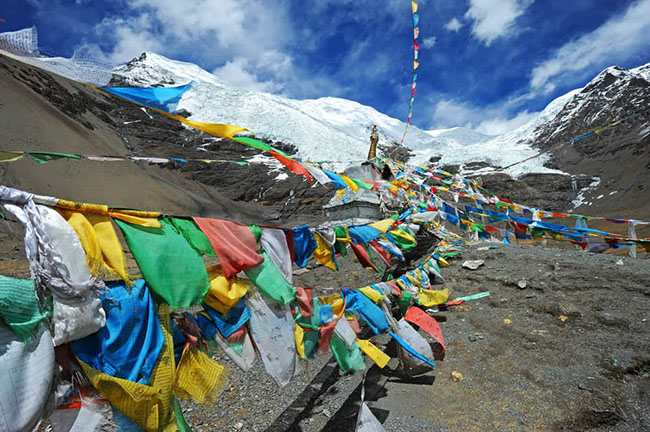 9. S&ocirc;ng băng Karo la

Con đường từ Lhasa đến Everest Base Camp c&oacute; một số điểm tham quan ngoạn mục như s&ocirc;ng băng Karo la chảy xuống từ n&uacute;i Nyenchen Khangsar.&nbsp;C&oacute; một số điểm quan s&aacute;t, c&oacute; thể đi theo một lối đi bằng gỗ, cho ph&eacute;p bạn c&oacute; được tầm nh&igrave;n tuyệt vời, kh&ocirc;ng bị cản trở.&nbsp;
