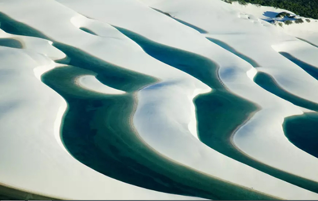 Vườn quốc gia Len&ccedil;&oacute;is Maranhenses ở Brazil: Những ao nước m&agrave;u xanh lục h&igrave;nh th&agrave;nh giữa cồn c&aacute;t trắng trong Vườn quốc gia Len&ccedil;&oacute;is Maranhenses ở Brazil.
