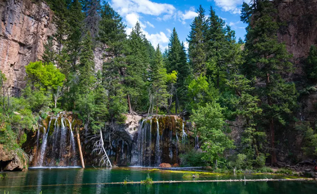 Hồ treo Colorado: Trong bức ảnh n&agrave;y, bạn c&oacute; thể nh&igrave;n thấy rặng c&acirc;y xanh tươi tốt, tuyệt đẹp của hồ treo ở Colorado.
