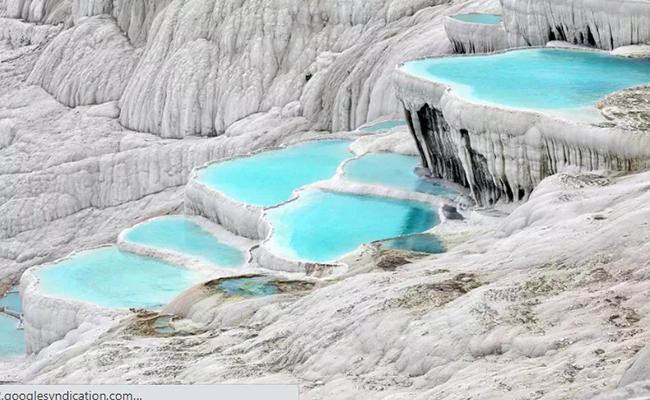 Hồ bơi nước n&oacute;ng ở Pamukkale: Hồ bơi Travertine dạng ruộng bậc thang nổi tiếng ở Pamukkale, Thổ Nhĩ Kỳ.
