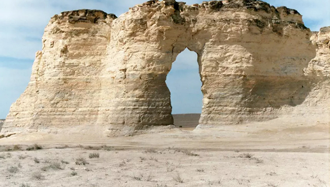 Monument Rocks ở Mỹ: Sự x&oacute;i m&ograve;n đ&atilde; chạm khắc n&ecirc;n tuyệt t&aacute;c&nbsp;n&agrave;y từ nơi từng l&agrave; đ&aacute;y của một v&ugrave;ng biển nội địa rộng lớn. Monument Rocks l&agrave; thắng cảnh tự nhi&ecirc;n quốc gia của v&ugrave;ng Kansas, Mỹ.
