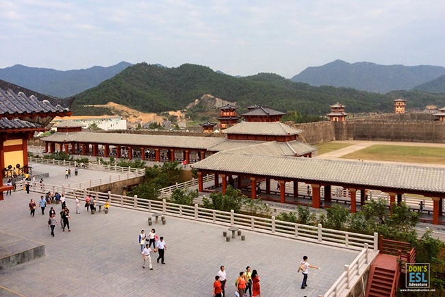 Từ Văn Vinh, người s&aacute;ng lập Ho&agrave;nh Điếm cho biết, trước khi th&agrave;nh lập phim trường n&agrave;y, &ocirc;ng chỉ c&oacute; mong muốn đơn giản l&agrave; quảng b&aacute; du lịch của th&agrave;nh phố Đ&ocirc;ng Dương.
