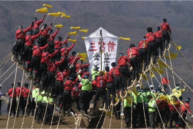 Onbashira Matsuri (Lễ hội cưỡi kh&uacute;c gỗ): Lễ hội thần đạo truyền thống n&agrave;y đ&atilde; tồn tại 1200 năm. Trong lễ hội, người ta cưỡi l&ecirc;n những th&acirc;n c&acirc;y lớn đặt ở 4 g&oacute;c của khu vực&nbsp;đền thờ tại Suwa Grand Shrine.&nbsp;
