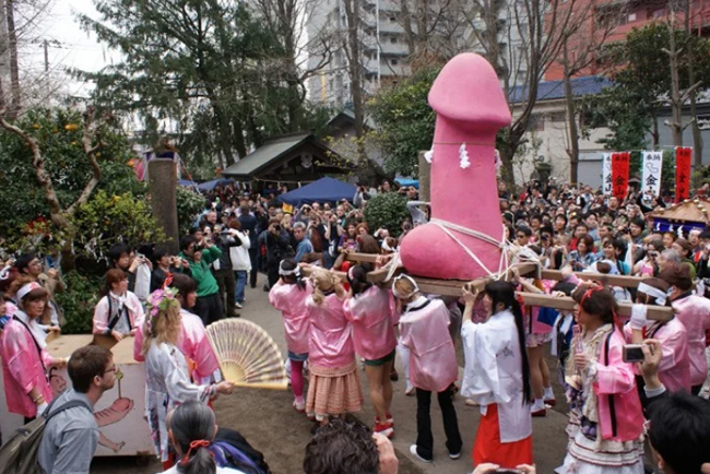 Kanamara Matsuri (Lễ hội dương vật): Được tổ chức hằng năm v&agrave;o th&aacute;ng 4 tại Kawasaki, Nhật Bản, lễ hội n&agrave;y l&agrave; một truyền thống cổ xưa nhằm t&ocirc;n vinh&nbsp;khả năng sinh sản, h&ocirc;n nh&acirc;n l&acirc;u d&agrave;i v&agrave; những đứa trẻ khỏe mạnh...
