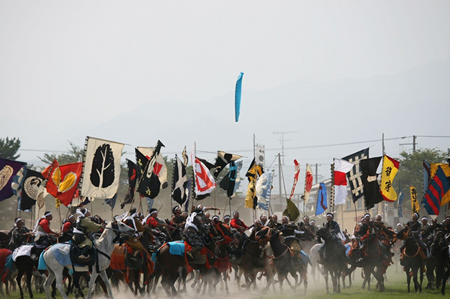 Lễ hội Soma-Noumaoi: Đ&acirc;y l&agrave; một lễ hội đua ngựa nổi tiếng ở tỉnh Fukushima. Lễ hội được tổ chức tại 3 ng&ocirc;i đền quan trọng ở tỉnh Fukushima: đền Ota, đền Odaka (th&agrave;nh phố Minami-Soda) v&agrave; đền Nakamura (th&agrave;nh phố Soma).
