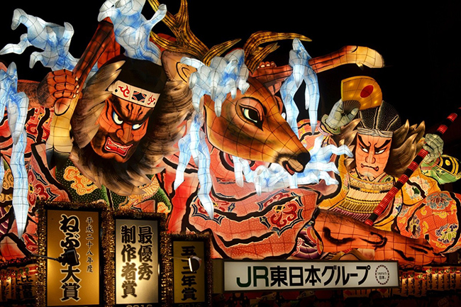Lễ hội Aomori Nebuta: C&oacute; khoảng gần 300 triệu du kh&aacute;ch đến xem lễ hội đ&atilde; được c&ocirc;ng nhận l&agrave; Di sản văn h&oacute;a d&acirc;n gian phi vật thể n&agrave;y. Đ&acirc;y cũng l&agrave; một trong những lễ hội nổi tiếng nhất ở Nhật Bản.
