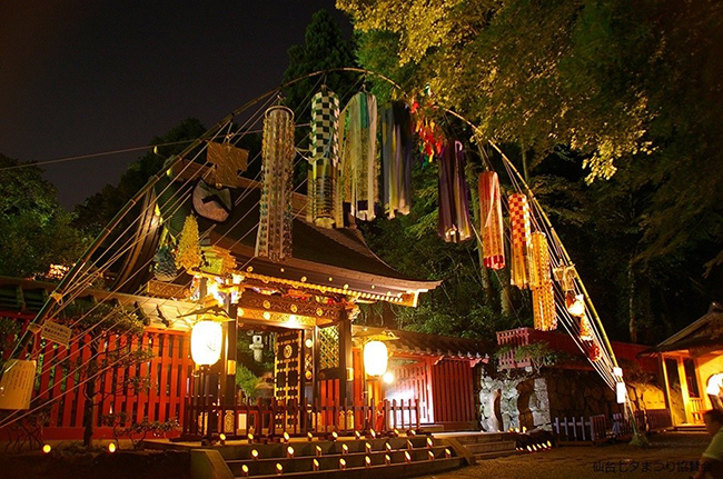 Lễ hội ng&ocirc;i sao Sendai: Lễ hội thường được tổ chức v&agrave;o ng&agrave;y 7/7. V&agrave;o ng&agrave;y đ&oacute;, người Nhật trưng b&agrave;y cỏ tre với một dải giấy v&agrave; c&aacute;c&nbsp;đồ trang tr&iacute; để kỷ niệm những cuộc đo&agrave;n tụ.
