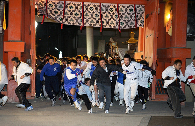 Cuộc đua 'Lucky Men': Những người tham gia tập trung trước cổng ch&iacute;nh của ng&ocirc;i đền trước 6 giờ s&aacute;ng ng&agrave;y 10 th&aacute;ng Gi&ecirc;ng. Khi tiếng trống vang l&ecirc;n, c&aacute;c c&aacute;nh cổng được mở ra v&agrave; đ&aacute;m đ&ocirc;ng tụ tập chạy nhanh đến ch&iacute;nh điện.
