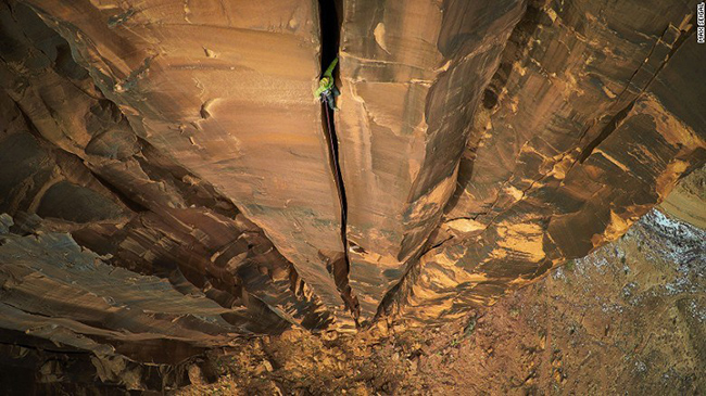 Leo n&uacute;i ở Moab, Utah: Đ&acirc;y được coi l&agrave; một thế giới thần ti&ecirc;n bằng đ&aacute; rộng lớn ở Utah v&agrave; m&aacute;y bay bị cấm bay qua Moab v&igrave; sự chấn động từ m&aacute;y bay c&oacute; thể l&agrave;m hỏng hệ thống địa tầng của d&atilde;y n&uacute;i n&agrave;y.
