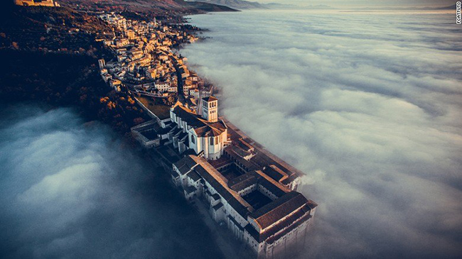 Vương cung th&aacute;nh đường Th&aacute;nh Phanxic&ocirc; Assisi ở Umbria, &Yacute;: Th&aacute;nh Phanxic&ocirc; l&agrave; người đ&atilde; cải c&aacute;ch gi&aacute;o hội, bảo trợ cho động vật, m&ocirc;i trường, thương gia...
