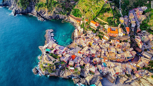 Tr&ecirc;n bờ biển Vernazza, &Yacute;: Thị trấn ven biển xinh đẹp Vernazza, &Yacute; l&agrave; một trong 5 ng&ocirc;i l&agrave;ng tạo n&ecirc;n Cinque Torre, một tập hợp c&aacute;c thị trấn c&oacute; tuổi đời h&agrave;ng thế kỷ tr&ecirc;n bờ biển ph&iacute;a đ&ocirc;ng của &Yacute;.&nbsp;
