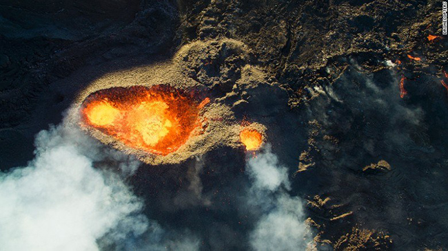Piton de la Fournaise: Piton de la Fournaise, c&oacute; nghĩa l&agrave; "Đỉnh của l&ograve; luyện" trong tiếng Ph&aacute;p - l&agrave; một ngọn n&uacute;i lửa rộng với m&aacute;i v&ograve;m hai b&ecirc;n dốc thoải nằm tr&ecirc;n h&ograve;n đảo R&eacute;union thuộc Ph&aacute;p.&nbsp;
