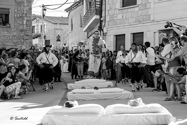 Lễ hội nhảy trẻ em ở Castrillo de Murcia, T&acirc;y Ban Nha: Mặc d&ugrave; c&oacute; từ thế kỷ 17, lễ hội nhảy qua trẻ em ở T&acirc;y Ban Nha vẫn l&agrave; một cảnh tượng kinh ho&agrave;ng tr&ecirc;n đường phố Castrillo de Murcia trong Lễ hội Corpus Christi.
