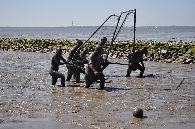 Wattol&uuml;mpiade (Thế vận hội b&ugrave;n), Brunsb&uuml;ttel, Đức: Đ&uacute;ng như t&ecirc;n gọi của n&oacute;, Thế vận hội B&ugrave;n l&agrave; một cuộc vui nhộn nhịp được tổ chức v&agrave;o th&aacute;ng 7 hằng năm tại th&agrave;nh phố Brunsb&uuml;ttel, miền bắc nước Đức.&nbsp;
