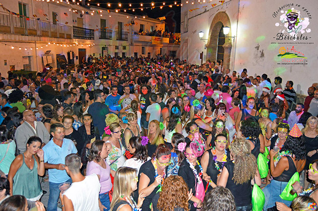 Lễ đ&oacute;n giao thừa v&agrave;o th&aacute;ng 8, B&eacute;rchules, T&acirc;y Ban Nha: V&agrave;o mỗi thứ Bảy đầu ti&ecirc;n của th&aacute;ng 8, người d&acirc;n địa phương B&eacute;rchules, một thị trấn nhỏ ở tỉnh Granada tổ chức lễ đ&oacute;n năm mới với c&aacute;c cuộc diễu h&agrave;nh của Ba Vua, c&aacute;c cuộc thi trang tr&iacute; nh&agrave; cửa...
