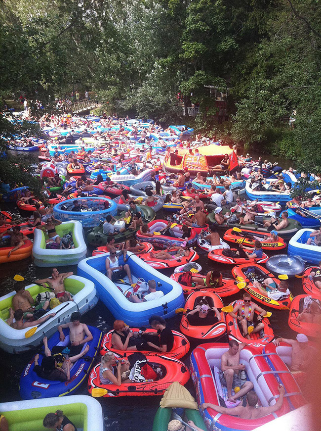 Lễ hội bia nổi Kaljakellunta, Vantaa, Phần Lan: Kaljakellunta: Đ&acirc;y l&agrave; một sự kiện m&ugrave;a h&egrave; mở, thoải m&aacute;i tự do với h&agrave;ng ngh&igrave;n người tham gia tr&ocirc;i nổi tr&ecirc;n s&ocirc;ng bằng c&aacute;c loại thuyền hơi v&agrave; c&ugrave;ng uống bia.
