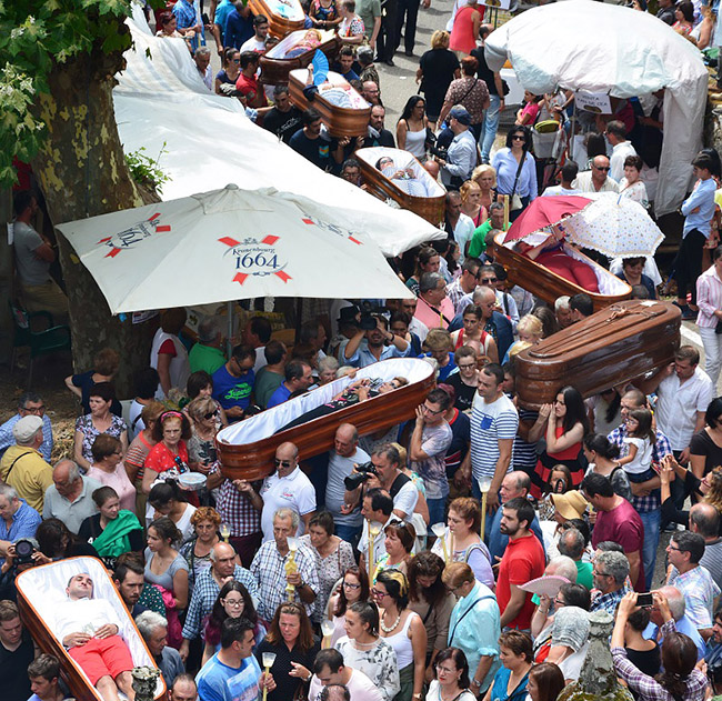 Lễ hội cận tử, Las Nieves, T&acirc;y Ban Nha: Lễ hội đặc biệt diễn ra hằng năm v&agrave;o ng&agrave;y 29 / 7 v&agrave; chứng kiến ​​những người sống s&oacute;t sau trải nghiệm cận kề c&aacute;i chết trong v&ograve;ng 12 th&aacute;ng qua được người th&acirc;n đưa tang qua thị trấn b&ecirc;n trong quan t&agrave;i.&nbsp;
