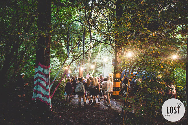 Lễ hội Aespia, Anh: Aespia l&agrave; một lễ kỷ niệm 24 giờ để t&ocirc;n vinh những s&aacute;ng tạo c&aacute; nh&acirc;n trong &acirc;m nhạc, nghệ thuật ...Lễ hội n&agrave;y được tổ chức tại một khu rừng b&iacute; mật gần London.&nbsp;
