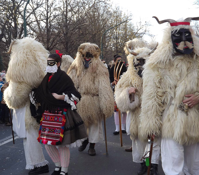Lễ hội Bus&oacute;j&aacute;r&aacute;s, Moh&aacute;cs, Hungary: L&agrave; sự kết hợp của c&aacute;c nghi lễ ngoại gi&aacute;o, khi&ecirc;u vũ d&acirc;n gian v&agrave; mặt nạ ma quỷ, Bus&oacute;j&aacute;r&aacute;s l&agrave; lễ hội hoang d&atilde; nhất của Hungary.&nbsp;
