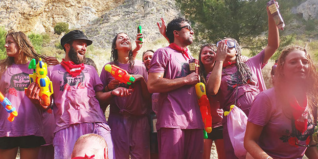 Cuộc chiến rượu vang ở La Rioja, La Rioja, T&acirc;y Ban Nha: Cuộc chiến rượu vang ở v&ugrave;ng La Rioja, miền Bắc T&acirc;y Ban Nha n&agrave;y c&oacute; sự tham gia của h&agrave;ng ngh&igrave;n người d&acirc;n địa phương mặc đồ trắng v&agrave; kh&aacute;ch du lịch n&eacute;m rượu vino thơm ngon l&ecirc;n nhau bằng x&ocirc;, chai hoặc s&uacute;ng nước.&nbsp;
