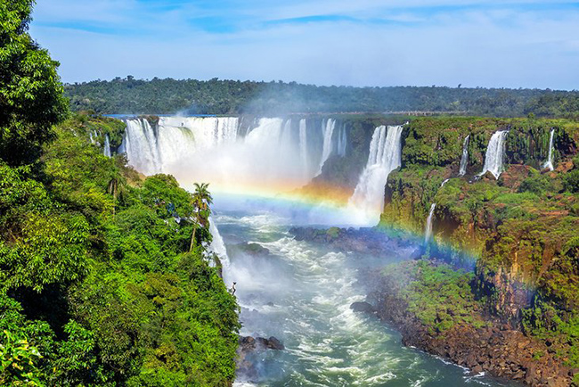 Thác Iguazu, Argentina / Brazil: Thác Iguazu là một chuỗi gồm hàng trăm thác nước riêng lẻ trải dài gần 3km để tạo ra thác nước lớn nhất thế giới ở biên giới giữa Brazil và Argentina trên sông Iguazu.