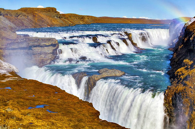 Gullfoss (Thác Vàng), Iceland: Nằm trên sông Hvita ở Iceland, Gullfoss có nghĩa là "thác vàng" và được đặt tên từ trầm tích băng ở sông khiến thác có màu vàng rực dưới ánh mặt trời.