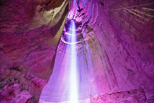 Thác Ruby, Tennessee, Hoa Kỳ: Ruby Falls có sự khác biệt là thác nước ngầm cao nhất và sâu nhất với độ sâu 341m bên trong núi Lookout, du khách có thể đến thác nước này bằng cách đi thang máy 26 tầng dưới lòng đất và sau đó đi bộ băng qua các khối đá địa chất trong lòng hang.
