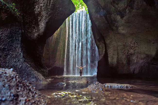 Thác Tukad Cepung, Bali, Indonesia: Nằm ngay bên ngoài Ubud, Thác Tukad Cepung là một trong những thác độc đáo nhất của Bali. Phần đẹp nhất của thác nước này là khi những tia nắng mặt trời chiếu qua cảnh quan rừng rậm để tạo ra một khung cảnh kỳ diệu.