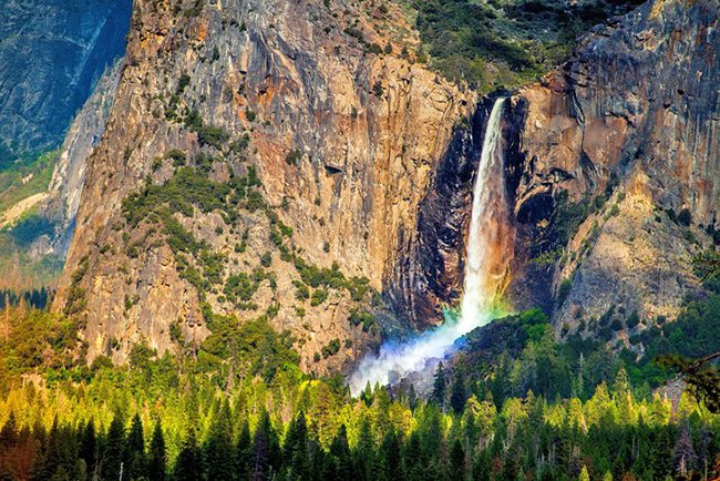 Bridalveil Fall, California, Mỹ: Bên trong Công viên Quốc gia Yosemite, Bridalveil Fall là một trong những thác nước mang tính biểu tượng nhất trong công viên.