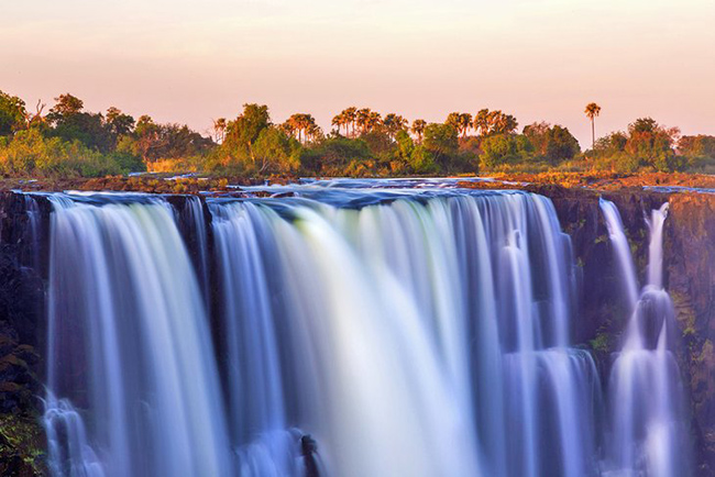 Thác Victoria, Zimbabwe / Zambia: Nằm trên sông Zambezi giữa Zimbabwe và Zambia là Thác Victoria, Di sản Thế giới của UNSECO và là một trong những thác nước đẹp và ấn tượng nhất hành tinh.